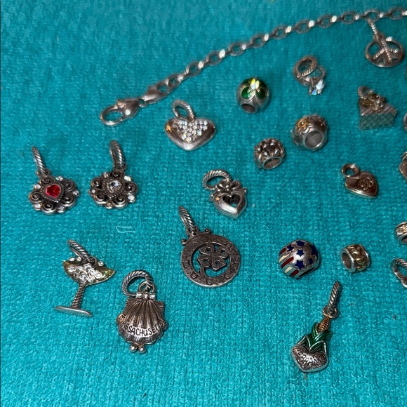 Vintage Brighton Charm bracelet with tin. 26 charms. 7.5 inches. - Picture 12 of 16